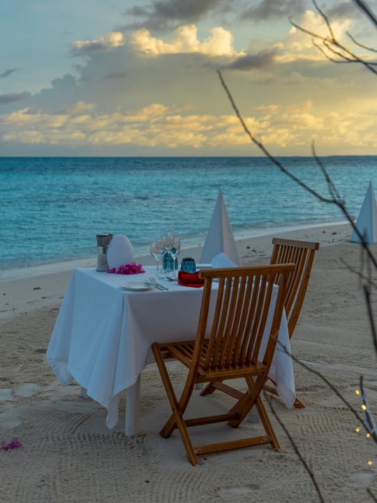 Nous vous avons entendus. 

Oui, nous proposons un dîner au bord de la plage, sous les étoiles maldiviennes, pour célébrer le Nouvel An. 

Et ce n’est que le début… de nombreuses autres célébrations festives vous atten