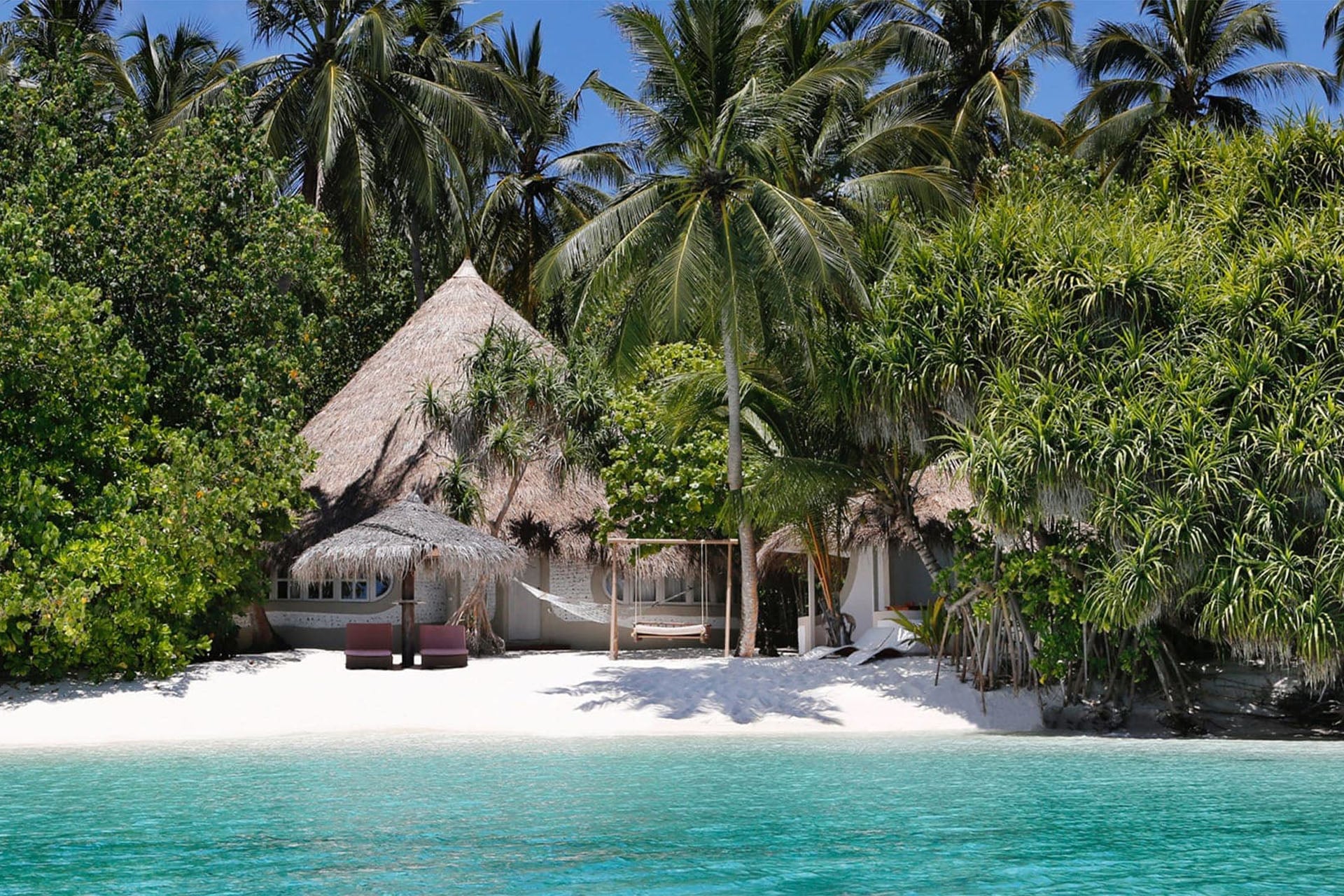 Beach Villa auf Nika Island, eine muschelförmige Villa aus Korallenstein mit Palmdach auf einem eigenen Streifen weißen Sandes