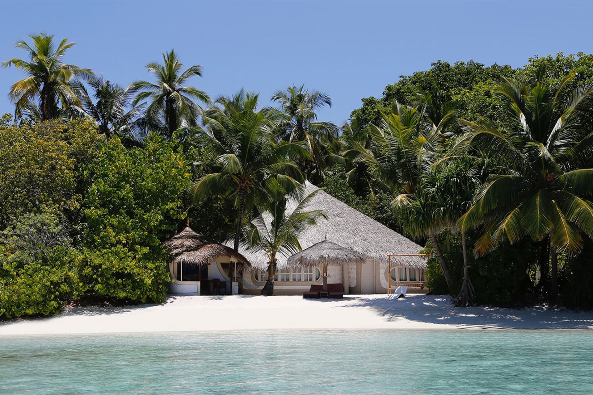 Deluxe Beach Villa auf Nika Island an der Südküste, wo das vorgelagerte Riff dem Strand am nächsten liegt