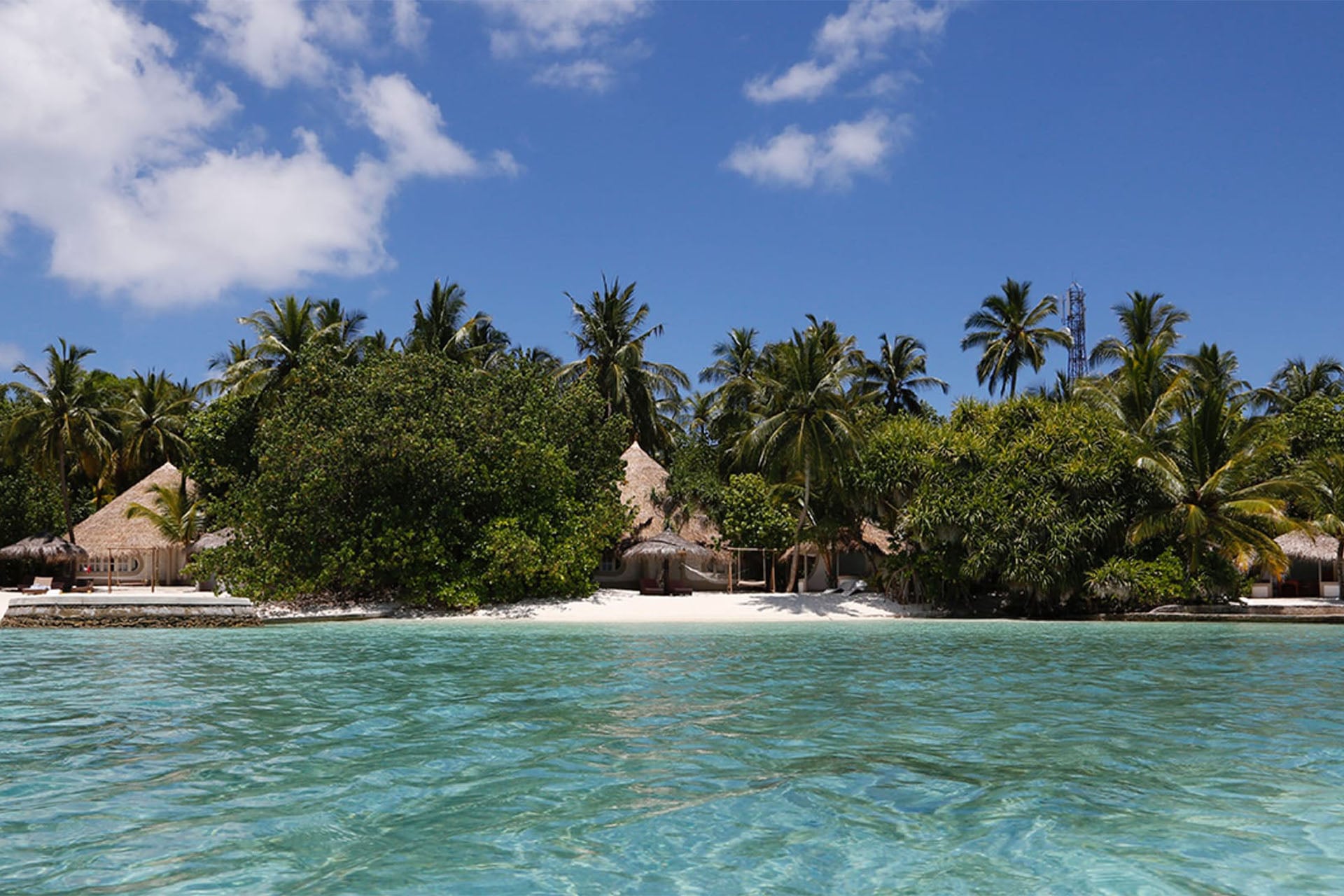 Family Deluxe Beach Villas auf Nika Island, von der Lagune an der Riffseite der Südküste aus gesehen