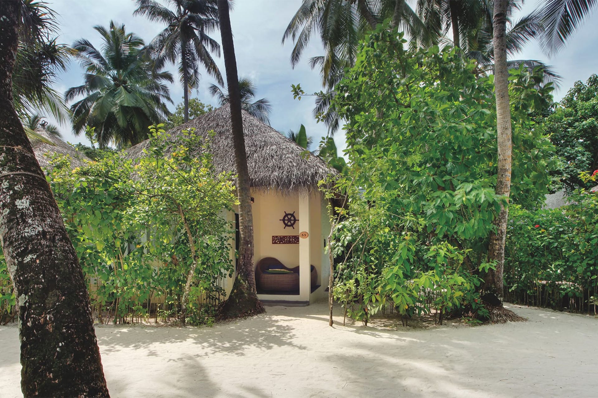 Garden Room im Nika Island, ein Korallenstein-Cottage zurückgesetzt in der Vegetation der Insel
