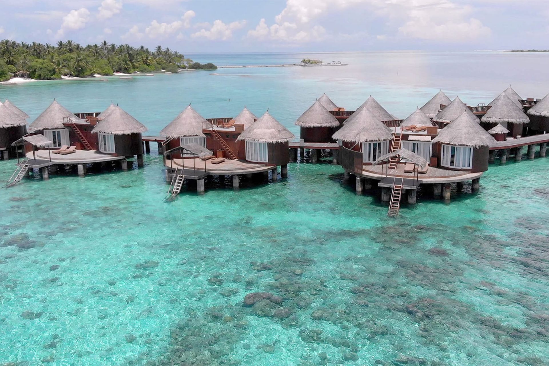 Water Villas auf Nika Island, auf Stelzen in der Lagune an der Nordseite der Insel