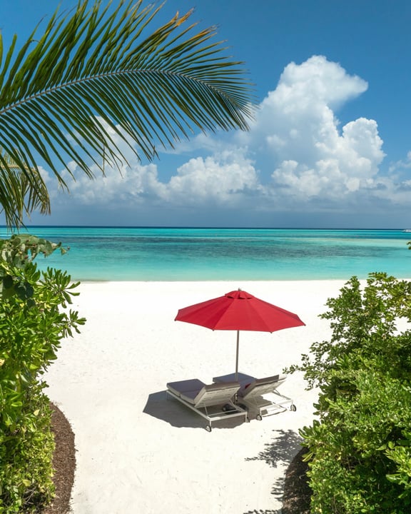 Foto geteilt von Niyama Private Islands Maldives am 23. Juni 2026, mit Markierung von @seefromthesky. Könnte ein Bild von Liegestuhl, Sonnenschirm, Chaiselongue, Strand, Ozean, Palmen und Text sein.