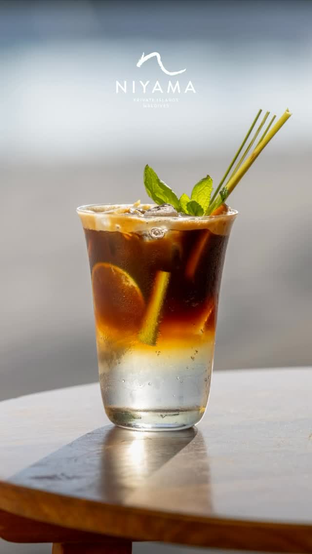 Lernen Sie Ihr neues Sommer-Kaffeeritual kennen ☕

Frisch gebrühter Kaffee trifft auf spritziges Tonic Water und einen Hauch Zitrus für eine erfrischend kräftige Variante Ihrer täglichen Tasse. Leicht, spritzig und perfekt ausbalanciert, ist es