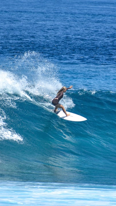 Die Gäste der vergangenen Woche beim Genießen von Vodi 🌊🏝️

🏄‍♀️ @kellcabezasasas 
🏄‍♂️ @pepecabezas 
🎥 @saltyblueme 
📍 @niyamamaldives