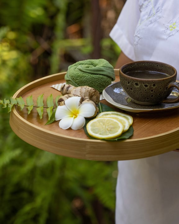 Foto von Niyama Private Islands Maldives vom 26. August 2026. Möglicherweise ein Bild von Kaffeetasse, Tee, Geschirr, Kräutern und Text.