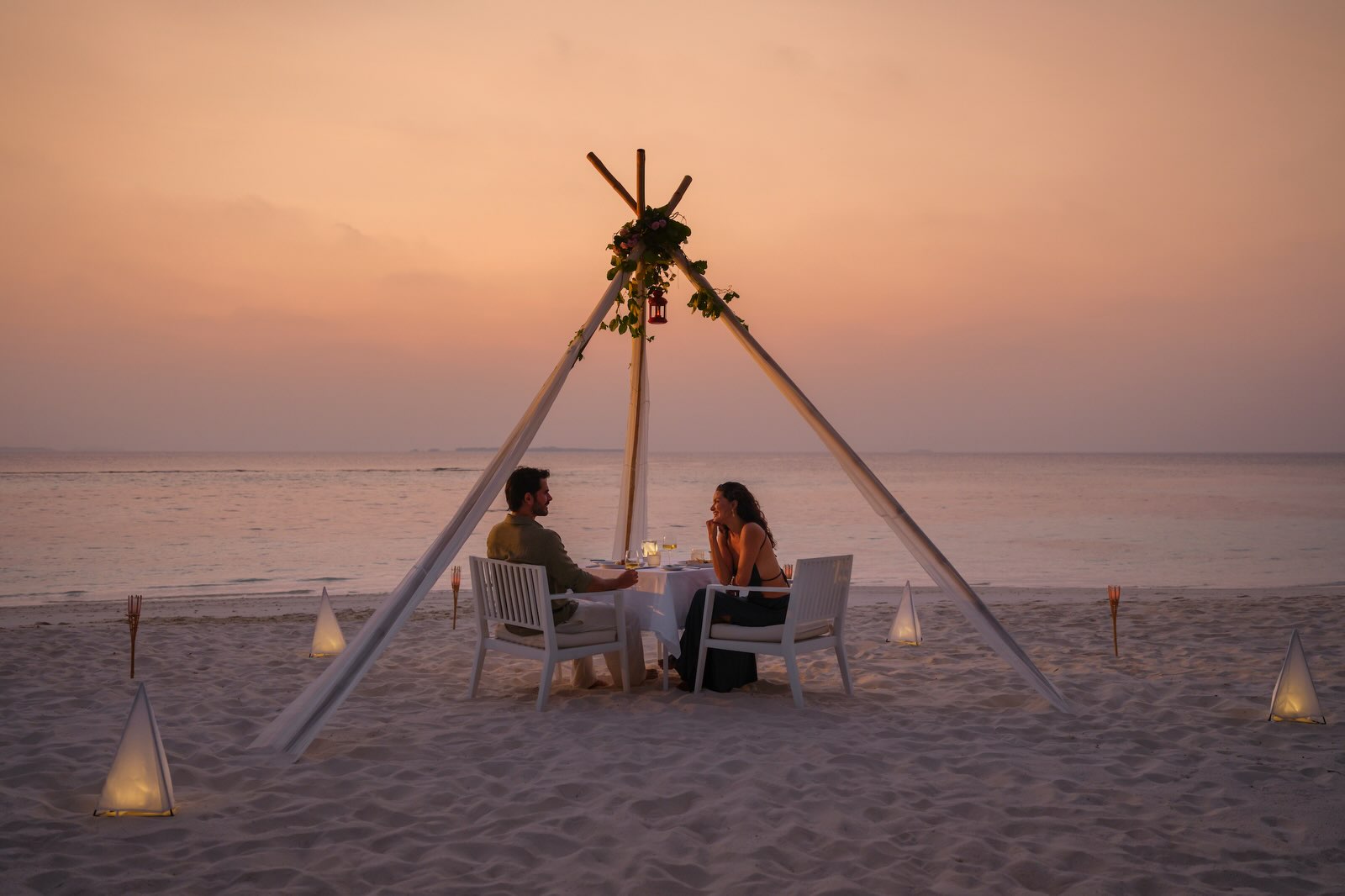 Foto von Noku Maldives, Vignette Collection, an IHG Hotel vom 15. Juli 2026. Könnte ein Bild von Zelt, Liegestuhl, Strand, Dämmerung, Cabana, Picknick und Text sein.