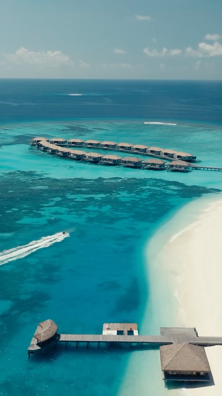 Gleite mit dem Kajak über die Lagune oder steigere den Nervenkitzel mit einem Jetski. Wie auch immer du dich für die Erkundung entscheidest — auf unserem Wasser wartet das Abenteuer.

#NokuMaldives #Maldives #WaterSports #Diving  #DreamVacation