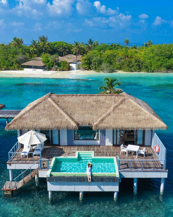 De l'espace pour se déployer, un coucher de soleil maldivien inoubliable chaque soir, et un récif maison foisonnant juste au-delà de la terrasse. Nos Sunset Water Pool Villas ont tout cela.
Gardez ceci en tête pour l'escapade que vous