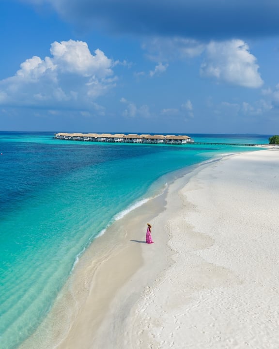 Foto di Noku Maldives, Vignette Collection, an IHG Hotel a Noku Maldives, Vignette Collection. Potrebbe essere un'immagine di spiaggia, oceano, orizzonte e testo.