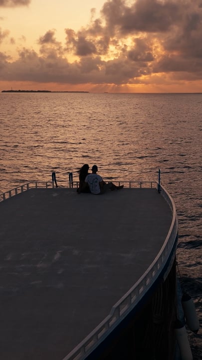 Embarquez à bord de notre dhoni maldivien traditionnel et regardez le soleil disparaître sous l'horizon. C'est une expérience insulaire qui mérite d'être partagée avec ceux que vous aimez. @diveclubnoku

#NokuMaldives #VignetteCol