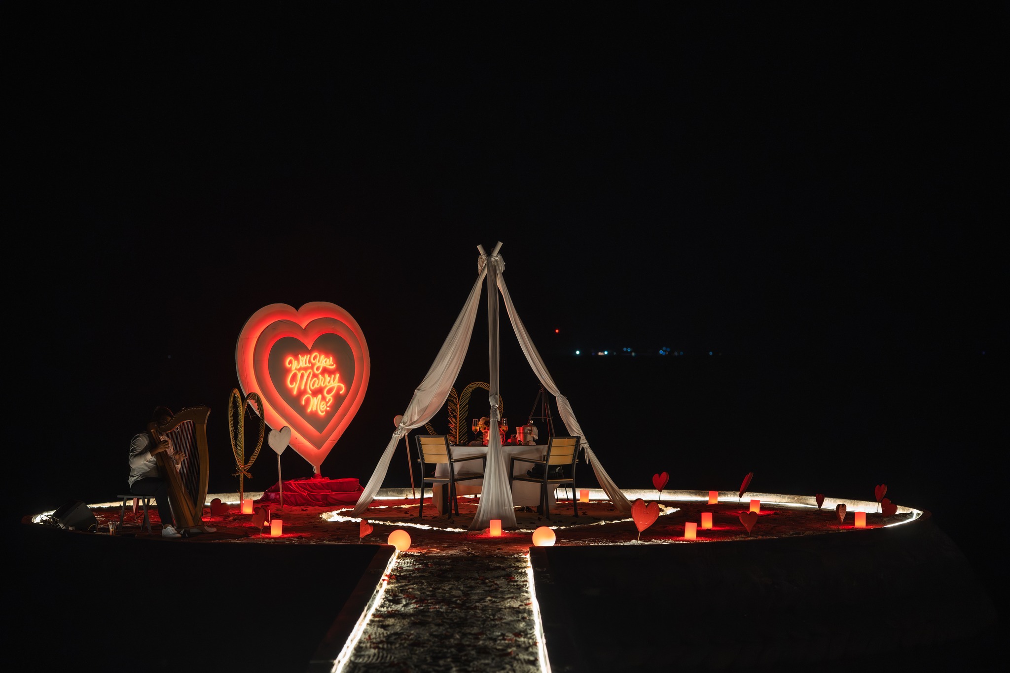 A starlit stage for a lifelong "Yes." ✨

At NOOE, we believe the most important questions deserve the most extraordinary settings. From the gentle melody of a private harpist to an intimate dinner sur