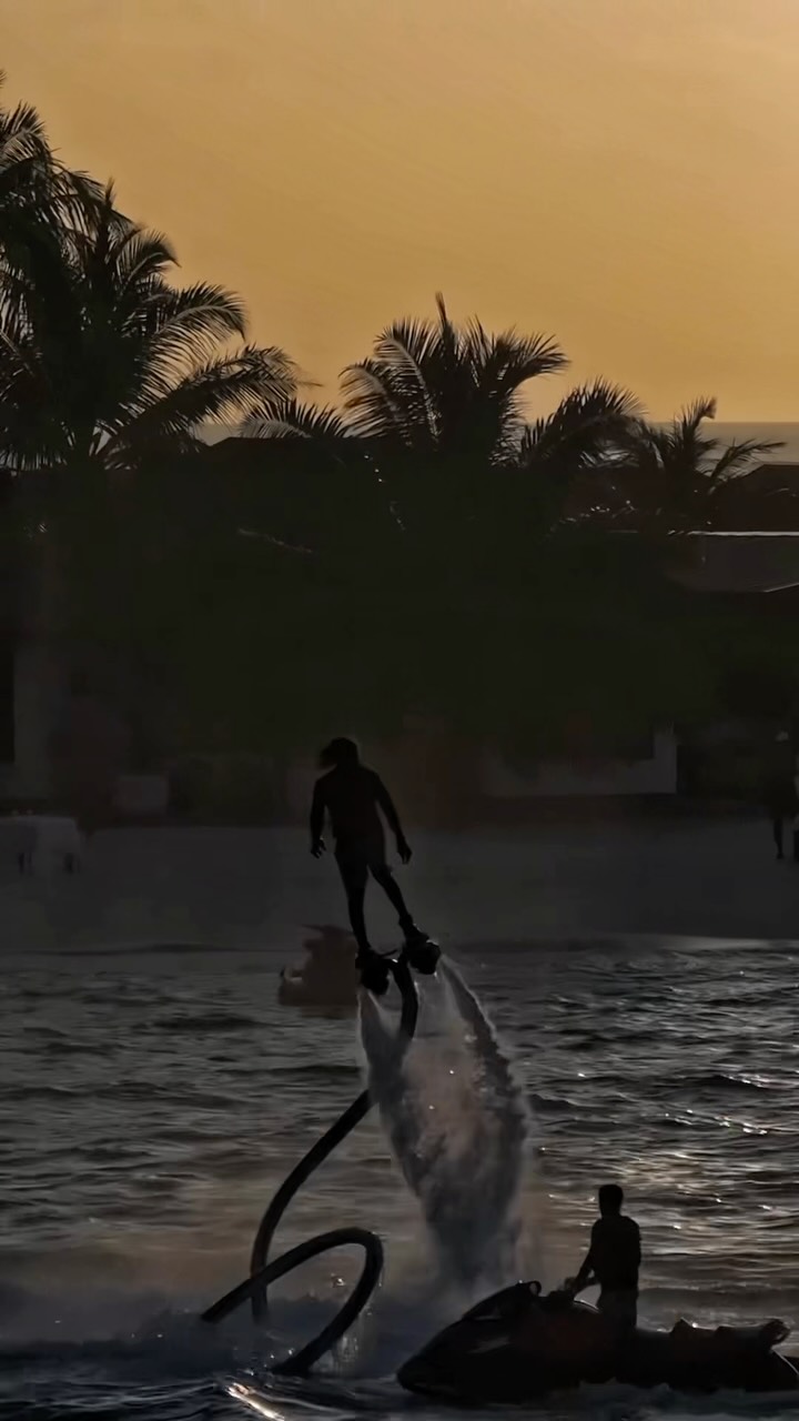 Heben Sie Ihren Urlaub auf ein neues Level 🚀
Bei @nooemaldiveskunaavashi finden Sie Ihre Balance über dem Indischen Ocean. 🌊
#maldives #ocean #flyboard #travel #discovermaldives