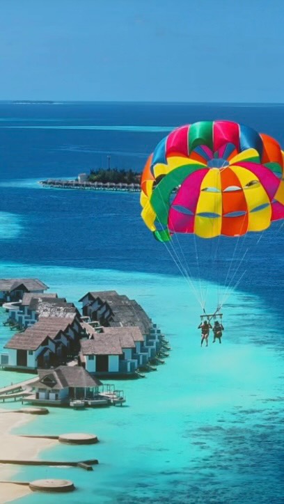 Durch den Himmel segeln mit Blick auf den Ocean. 🪂🌴
#maldives #ocean #adventure #parasailing #aerialview