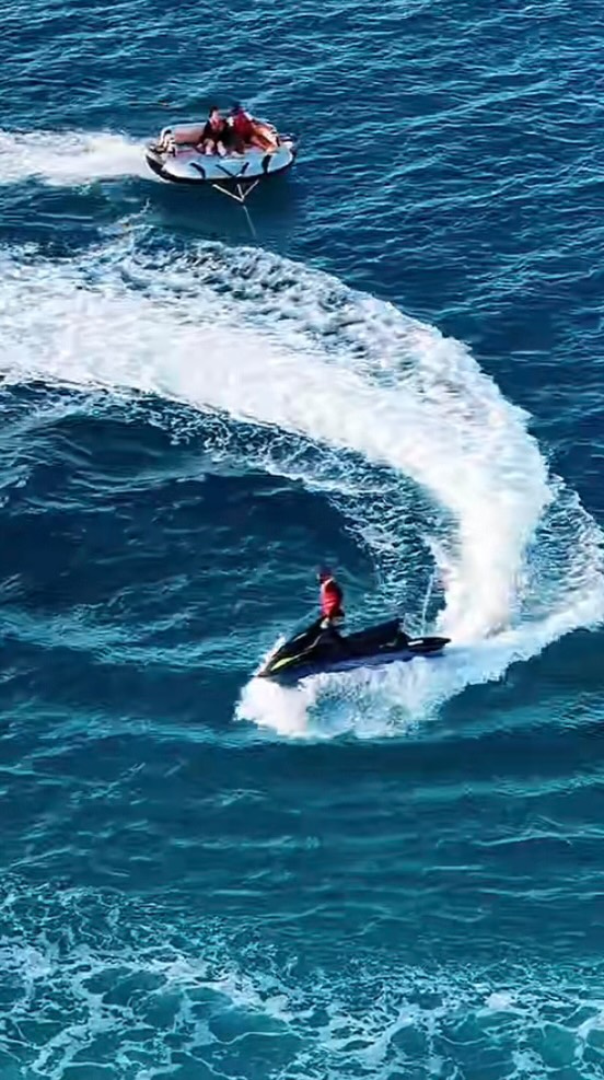 Hold on tight — the fun starts here! 🤙#nooemaldiveskunaavashi #watersports #funtubes