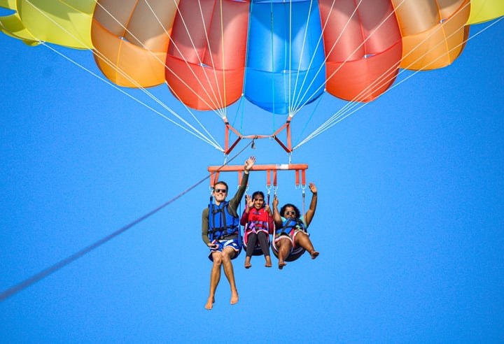 Foto di NOOE Maldives Kunaavashi dell'8 settembre 2026. Potrebbe essere un'immagine di skydiving, parasailing, paracadute e testo.