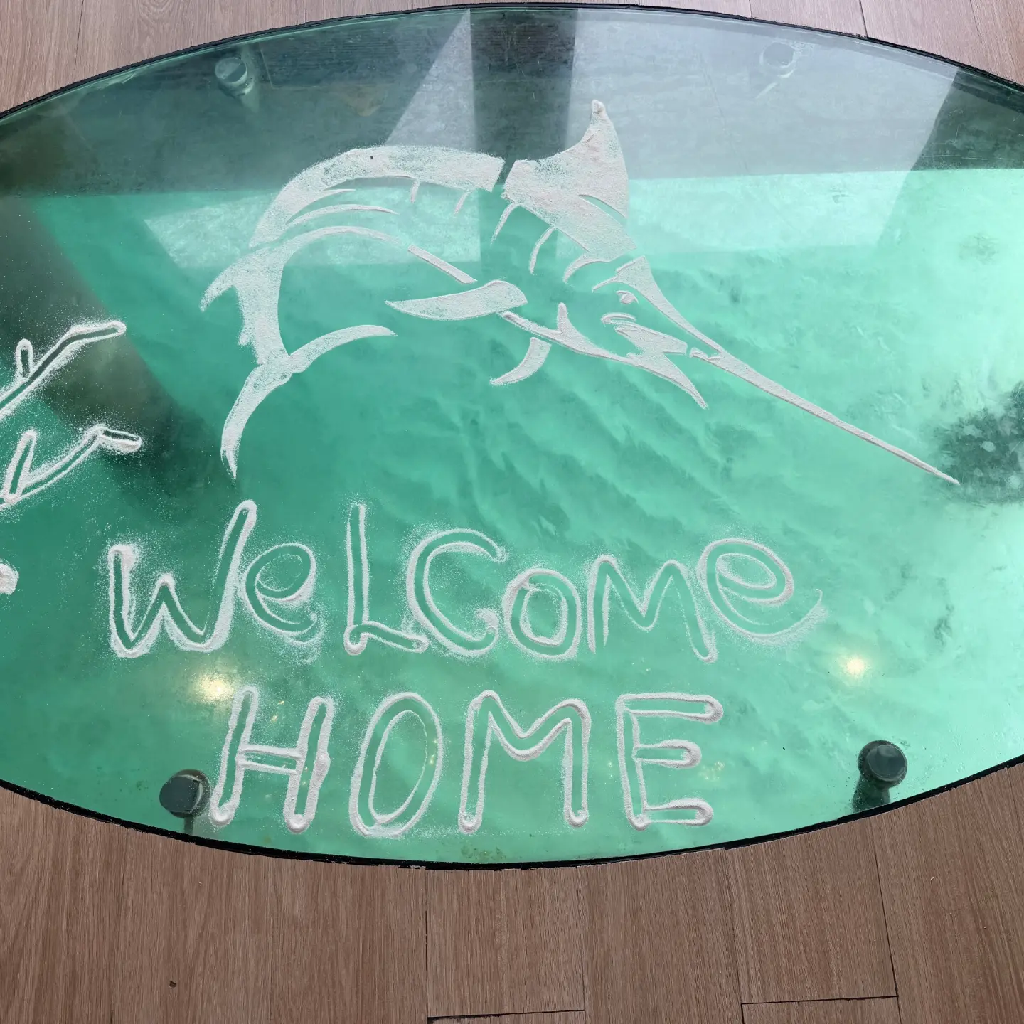 Foto di NOOE Maldives Kunaavashi del 17 settembre 2026. Potrebbe essere un'immagine di pesce, delfino, tappetino di benvenuto e testo che dice "WeLGoMe Wel HOME".