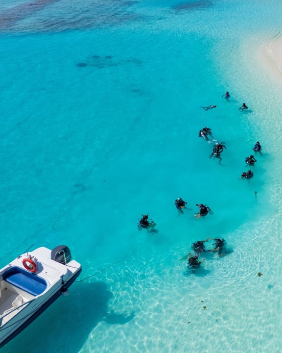 Von Nova Maldives geteiltes Foto vom 20. Juli 2026, verlinkt mit @paditv und @xoonti. Zeigt möglicherweise Schwimmen, Jetski, Schnorchel, Schnellboot, Gewässer und Text.