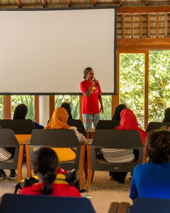 Von Nova Maldives geteiltes Foto vom 21. Juli 2026, verlinkt mit @paditv und @xoonti. Zeigt möglicherweise eine oder mehrere Personen, lernende Personen und Text.