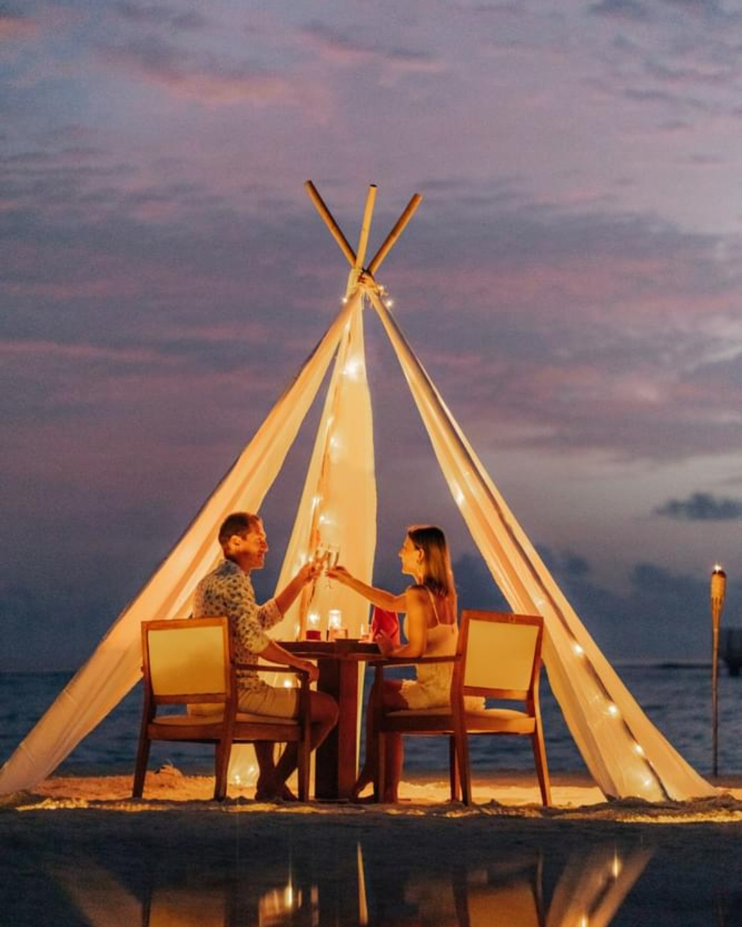 Foto von Nova Maldives vom 04. September 2026. Könnte ein Bild von Zelt, Laterne, im Freien und Text sein.