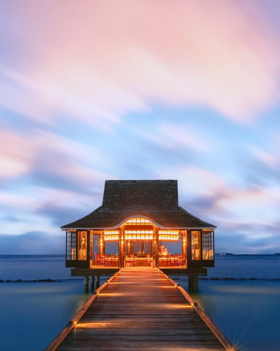 Foto von Nova Maldives vom 01. September 2026. Könnte ein Bild von Dämmerung, Natur, Bootshaus, Wasser und Text sein.