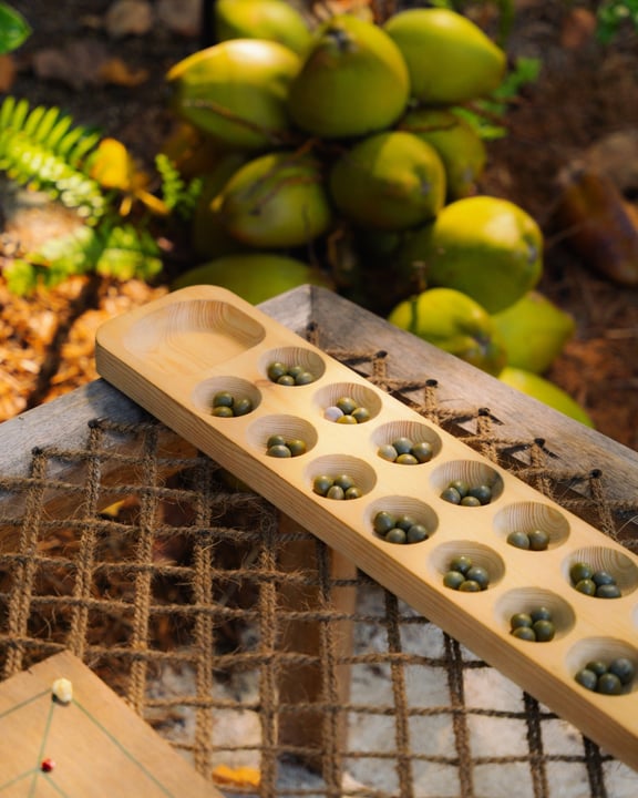 Avez-vous déjà joué à l'Ohvalhu Gondi ?⁠
⁠
Ce jeu traditionnel maldivien se joue sur un plateau à huit trous, selon un style proche du Mancala. Il offre un aperçu des liens culturels qui ont l