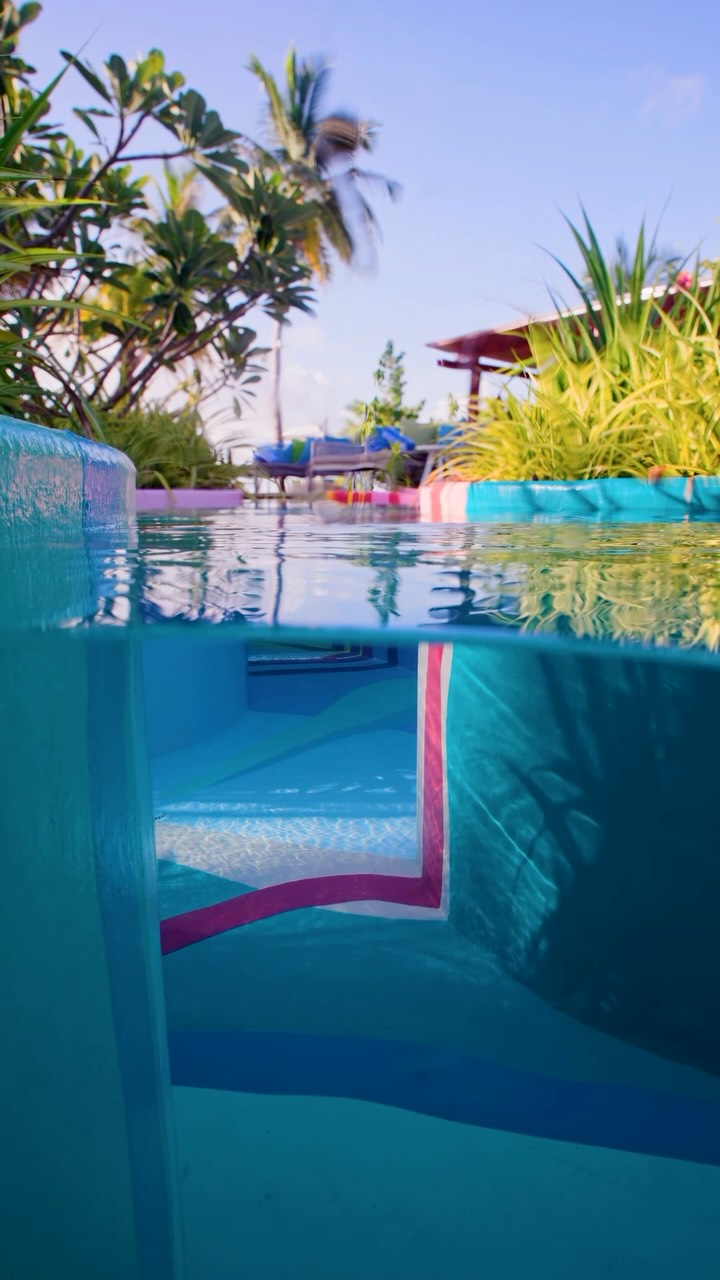 Si vous aviez besoin d'un signe pour enfin réserver ce vol, cette vue en est un.

Vous pourriez flotter ici même, dans la Raa Baa Main Pool ; la plus grande piscine à fresque peinte à la main des Maldives.

Arrêtez de faire défiler et 