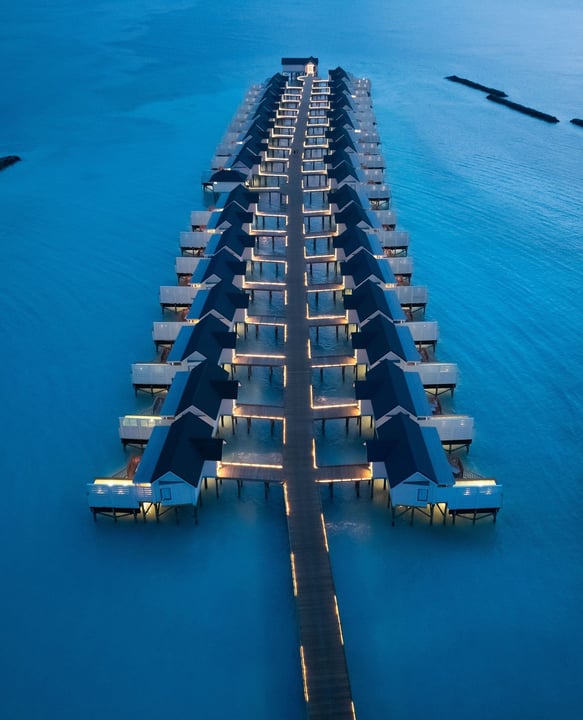 Foto von OBLU NATURE Helengeli by SENTIDO in OBLU NATURE Helengeli. Möglicherweise ein Bild von Lastkahn, dem Panamakanal, einer Ölraffinerie, einem Bootshaus, Hausboot und Text.