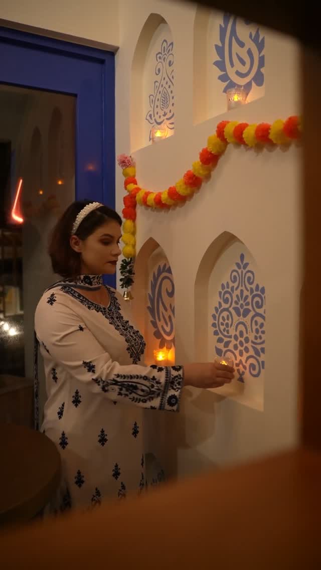 Etwas Magisches steht kurz bevor. ⁠
⁠
Der Schein von Kerzenlicht, leuchtende Rangoli, duftende Ringelblumen und der fröhliche Geist von Diwali ziehen ein in OBLU NATURE Helengeli by SENTIDO.⁠
⁠
Feiern Sie dieses Diwali