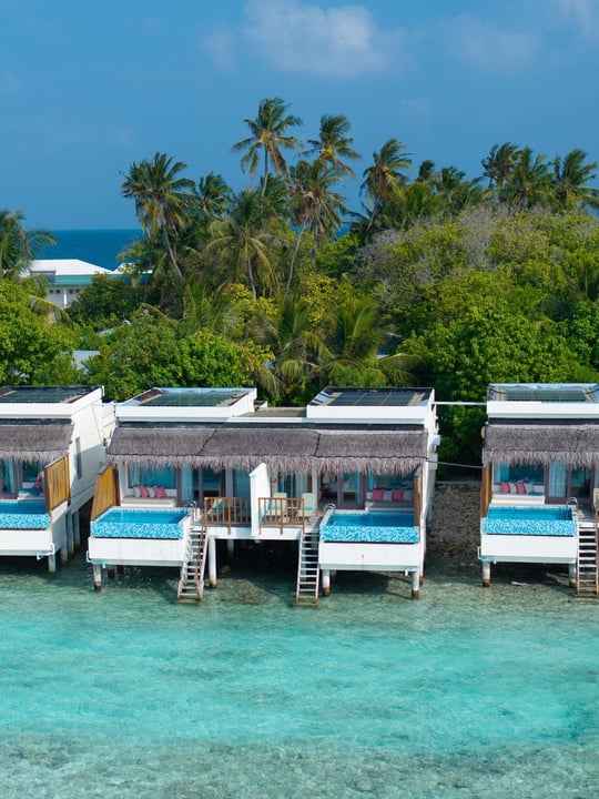 Foto di OBLU NATURE Helengeli by SENTIDO a OBLU NATURE Helengeli. Potrebbe essere un'immagine di chaise longue, orizzonte, specchio d'acqua, cabana e testo.