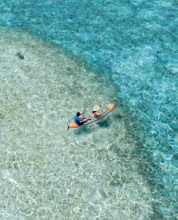 Glissez sur les eaux turquoise de Helengeli à bord d'un kayak à fond transparent et regardez le récif s'animer sous vous. Pas besoin de masque, juste une pagaie et un regard curieux.⁠
⁠
#HelengeliMaldives⁠
#AllInclusiveR