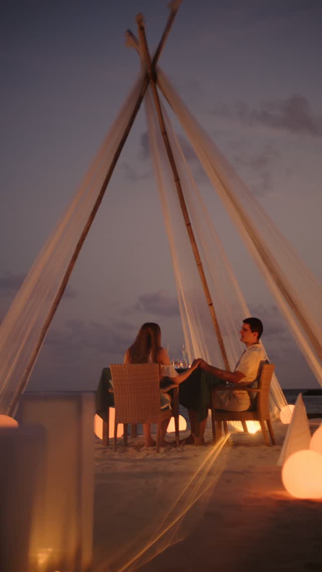 Juste vous deux, la mer et une table dressée dans le sable. Réservez un dîner romantique privé sur la plage à Helengeli. Bougies, vagues douces sous vos pieds et une table pensée pour deux, avec chaque détail soigné