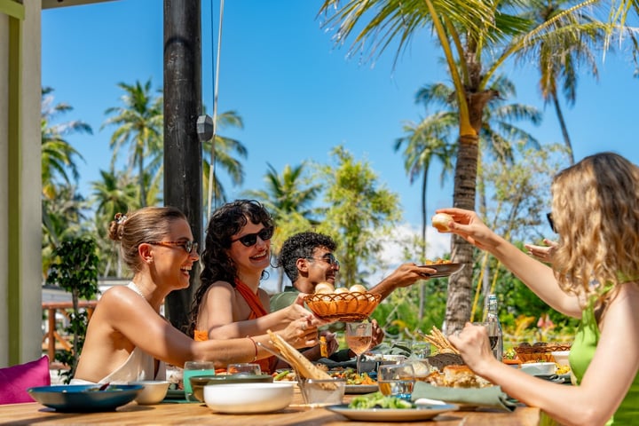 Foto von OBLU XPERIENCE Ailafushi vom 07. Juli 2026. Zu sehen sind möglicherweise Palmen, Cabana, Buffet und Text.