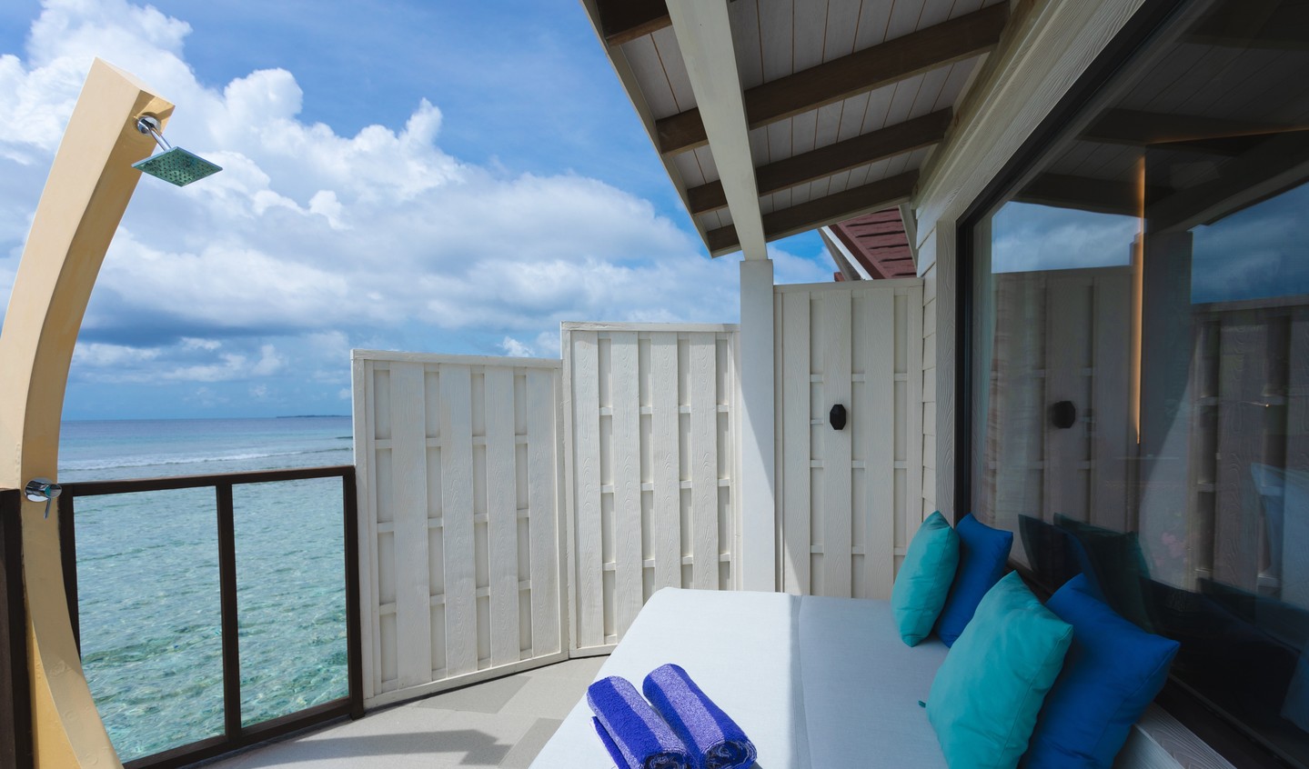 Foto von OBLU XPERIENCE Ailafushi vom 14. Juli 2026. Zu sehen sind möglicherweise Liegestuhl, Schiebetür, Ocean, Cabana und Text.