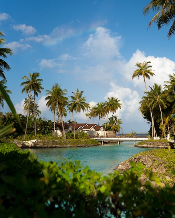 Foto von OBLU XPERIENCE Ailafushi in OBLU Xperience Ailafushi. Zeigt möglicherweise Wasser, Palmen und Text.