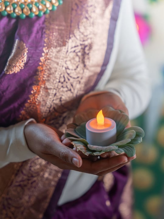 Foto von OBLU XPERIENCE Ailafushi vom 21. August 2026. Zeigt möglicherweise eine oder mehrere Personen, Henna, Kerze und Text.