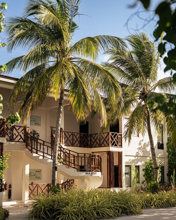 Foto di OBLU XPERIENCE Ailafushi a OBLU Xperience Ailafushi. Potrebbe essere un'immagine di palme e testo.