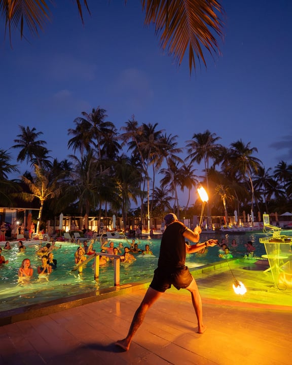 Foto von OBLU XPERIENCE Ailafushi in OBLU Xperience Ailafushi. Zeigt möglicherweise Tanz, Feuer, Sarong und Text.