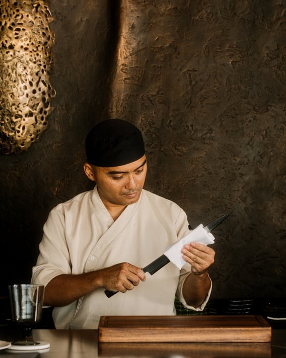 As evening settles across the Indian Ocean, @tapasakemaldives becomes a vibrant dining destination where handcrafted sushi, teppanyaki feasts and rare vintages are enjoyed against the spectacular back