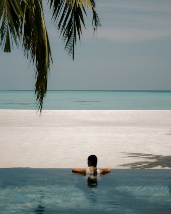 Foto von One&Only Reethi Rah vom 17. Juli 2026. Zeigt möglicherweise Schwimmen, Pool, Strand, Ozean, Horizont, Palmen und Text.