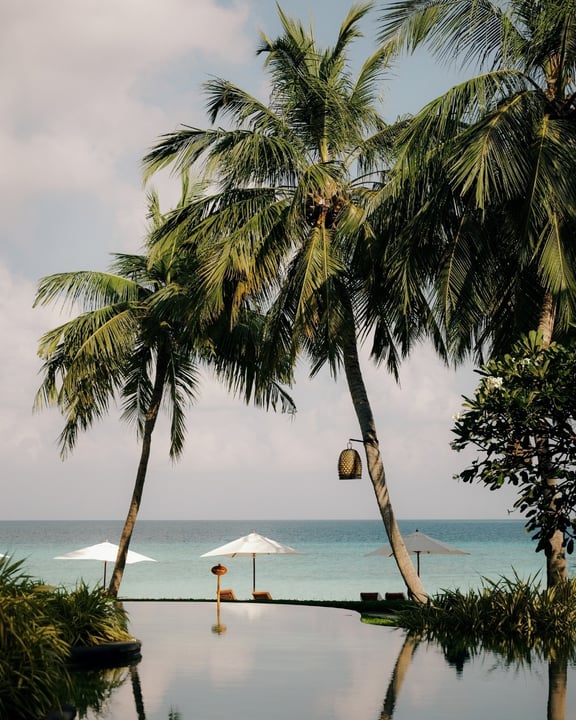 Foto von One&Only Reethi Rah vom 14. Juli 2026. Zeigt möglicherweise Gewässer, Natur, Palmen, Cabana und Text.