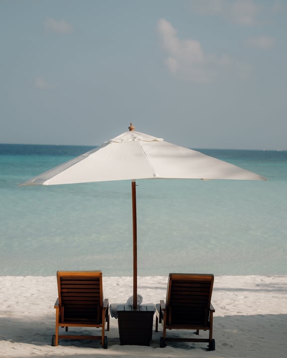 Foto von One&Only Reethi Rah vom 21. Juli 2026. Zeigt möglicherweise Seevogel, Liegestuhl, Sonnenschirm, Chaiselongue, Strand, Cabana, Wasser und Text.