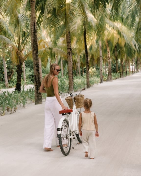 Foto von One&Only Reethi Rah am 18. August 2026. Könnte ein Bild von Baby, Fahrrad, Kopftuch, Kinderwagen, Roller, im Freien und Text sein.