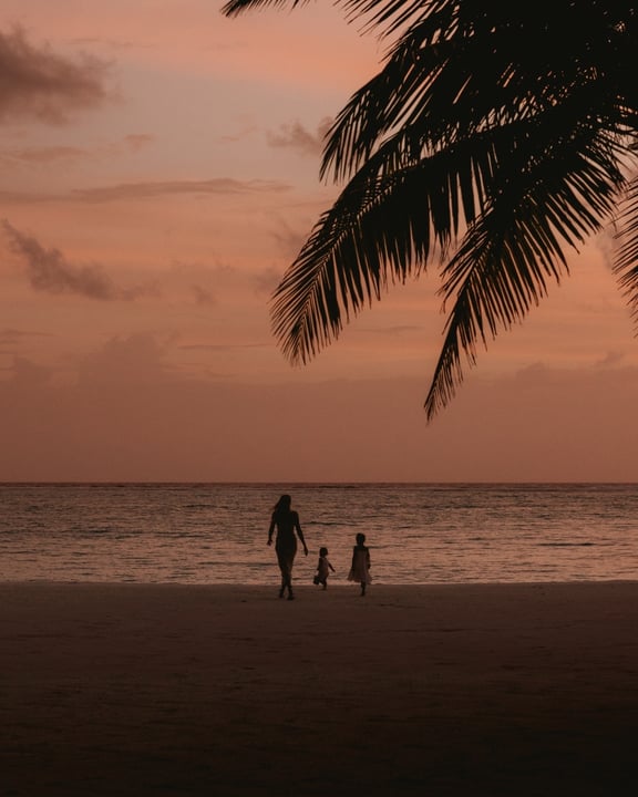 Foto von One&Only Reethi Rah am 22. August 2026. Könnte ein Bild von einer oder mehreren Personen, Strand, Natur, Dämmerung, Palmen, Wasser und Text sein.