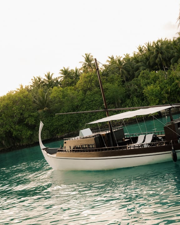 Foto von One&Only Reethi Rah am 30. August 2026. Könnte ein Bild von Segel, Schiff, Yacht und Text sein.