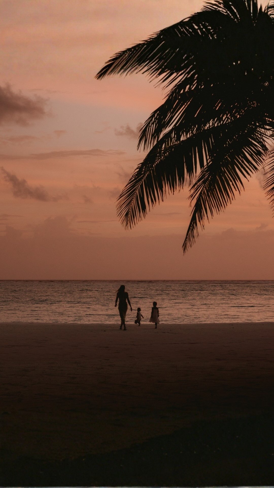 Le passeggiate al tramonto lungo la riva diventano parte della vita in famiglia a One&Only Reethi Rah. Mentre il cielo si addolcisce sull'Indian Ocean, le esperienze condivise si svelano tra avventure a piedi nudi, orizzonti aperti e t