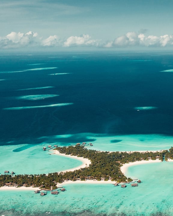 Foto di One&Only Reethi Rah a One&Only Reethi Rah, Maldive. Potrebbe contenere un'immagine di idrovolante, oceano, orizzonte e testo.