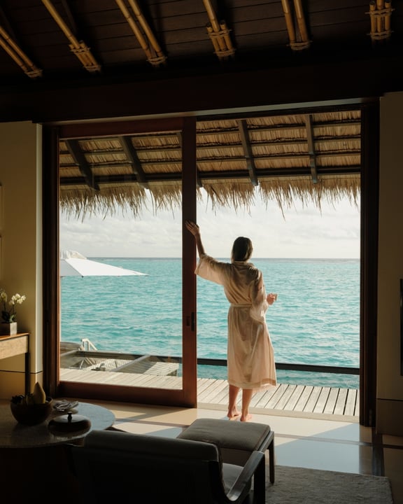 Les vues sur l'Ocean accueillent chaque matin à One&Only Reethi Rah. Encadrées par des paysages tropicaux et d'infinies étendues de bleu, les villas en front de mer créent un lien naturel entre la vie insulaire et l'Océan