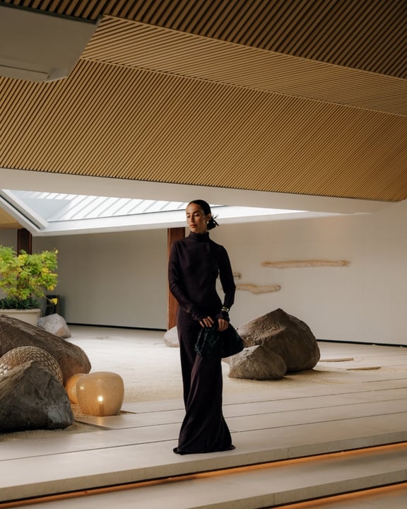 La passion méditerranéenne rencontre la précision japonaise à @tapasakemaldives. Installé au-dessus de l'Océan Indien à One&Only Reethi Rah, des sushis, sashimis et teppanyaki impeccables sont servis dans un cadre saisissant conçu