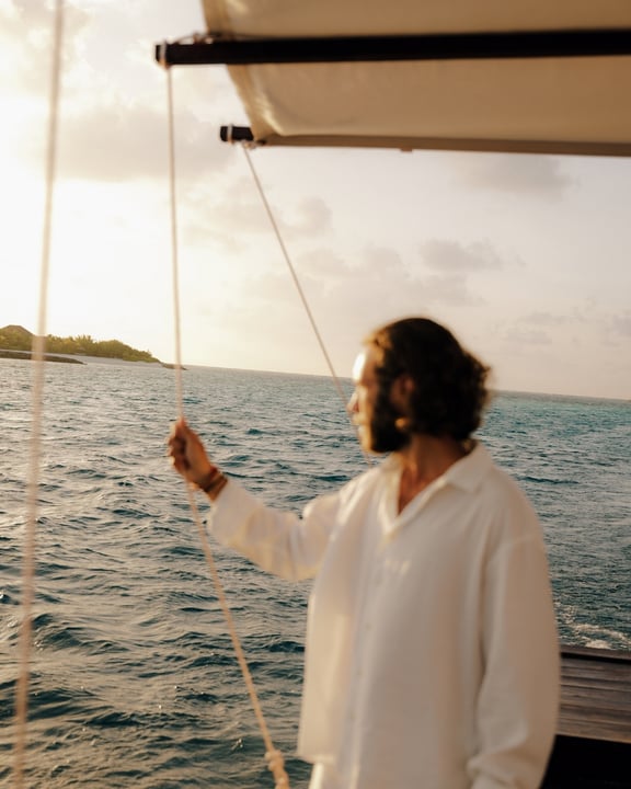 Explorer les Maldives ouvre un monde de bancs de sable isolés et d'horizons lointains. À One&Only Reethi Rah, les traversées de l'Océan Indien révèlent l'extraordinaire beauté de la vie sur l'eau.

One&Only 